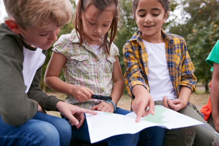 group-of-children-on-outdoor-activity-camping-trip-STA9EVP[2]