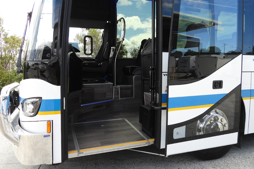 Luxury Low Floor Coaches 2 KBL121_exterior2